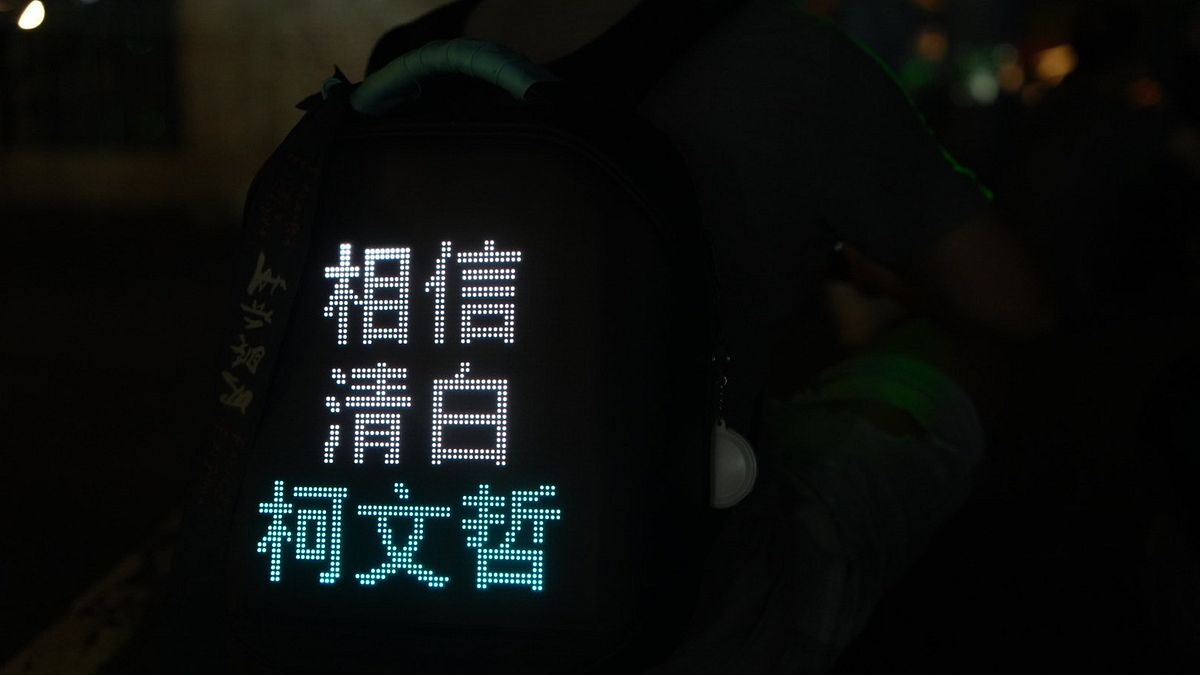 民眾黨主席柯文哲因京華城案涉圖利被羈押禁見滿月,民眾黨立委黃國昌、柯文哲妻子陳佩琪及眾多支持者「小草」5日晚間現身台北看守所外靜坐聲援。(民眾黨提供) 民眾黨主席柯文哲因京華城案涉圖利被羈押禁見滿月,民眾黨立委黃國昌、柯文哲妻子陳佩琪及眾多支持者「小草」5日晚間現身台北看守所外靜坐聲援。(民眾黨提供)