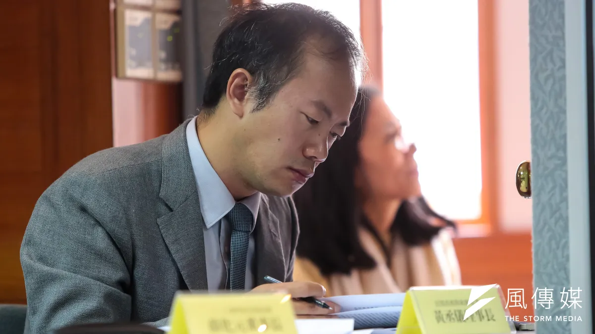 黃丞儀表示,推動轉型正義是蔡總統自己的政治宣言,她上任已7個月,在政治檔案的保存與開放應用、修正《國家安全法》讓受軍法審判者能重啟調查、推動真相調查等方面,「到底有什麼作為?目前看起來是零」。(顏麟宇攝)