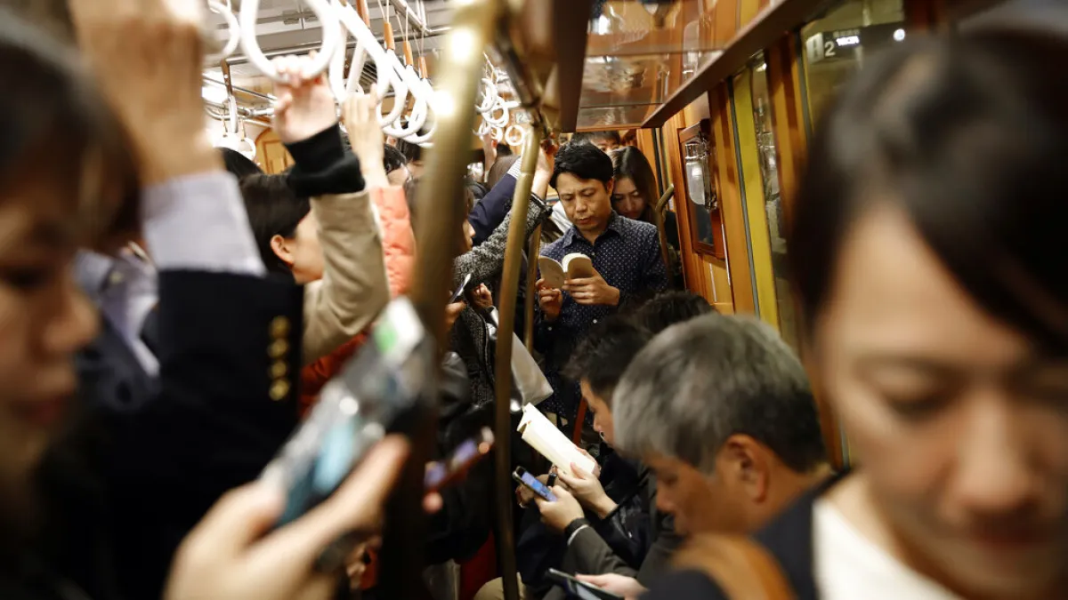 日本東京的電車一景。地鐵。通勤族。(美聯社)