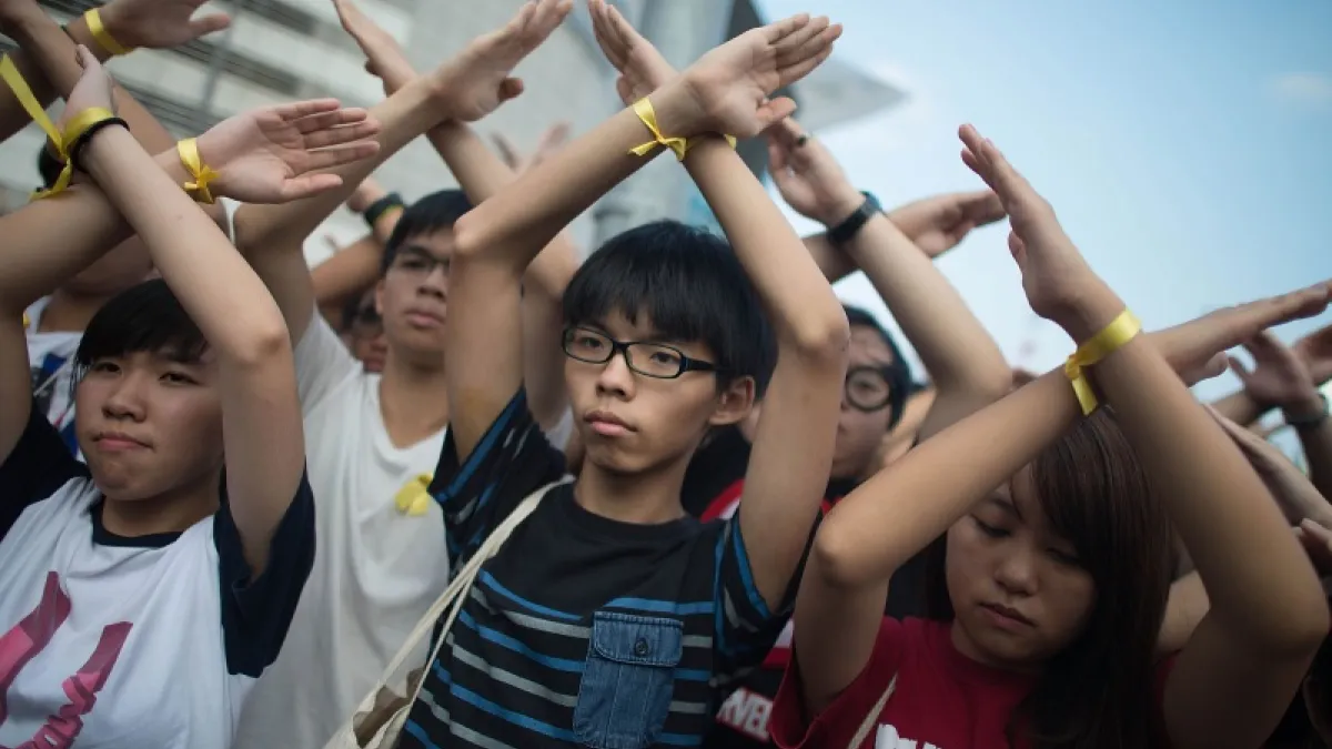 黃之峰等學生高舉交叉的雙手,表示反對政改方案(Anthony Kwan/Getty Images)