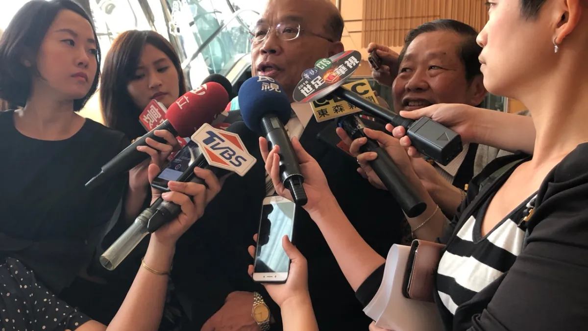 副總統呂秀蓮昨揚言,如陳參選,將發表文章讓陳「終身受傷」。民進黨新北市長參選人蘇貞昌今(19)被問及此事,他表示,「我不敢評論副總統她們」。(蘇貞昌辦公室提供)