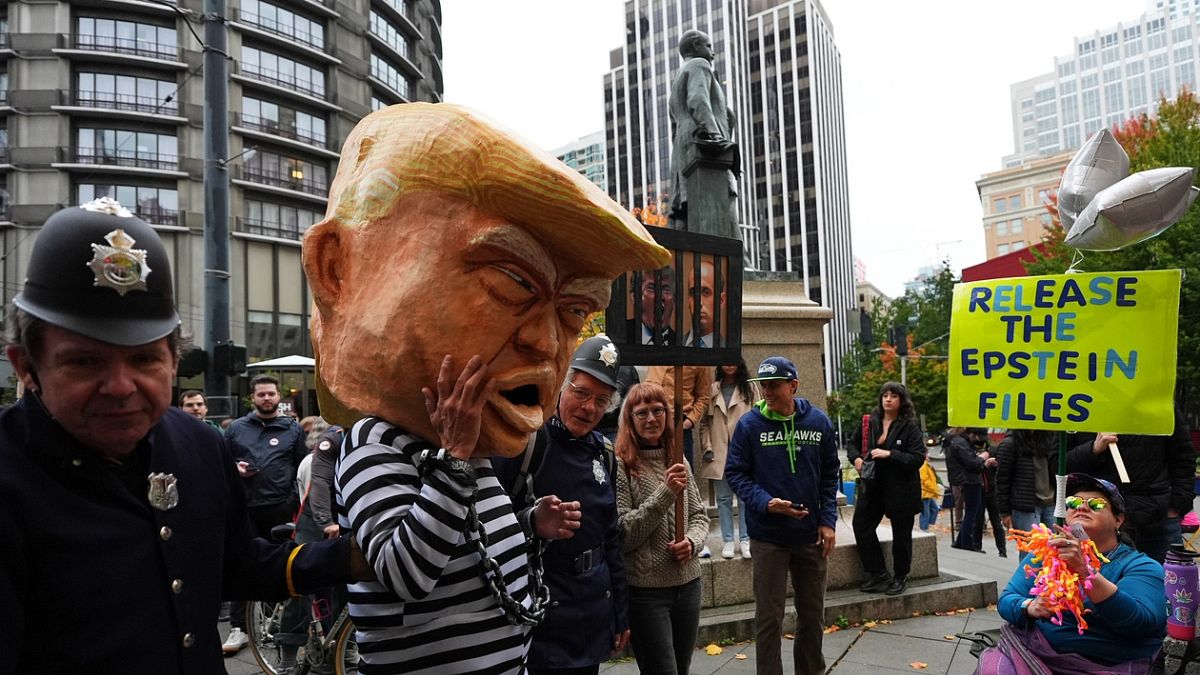 川普被逼到牆角了?從極力阻擋到改口「沒什麼好隱瞞」,呼籲共和黨投票公開艾普斯坦檔案