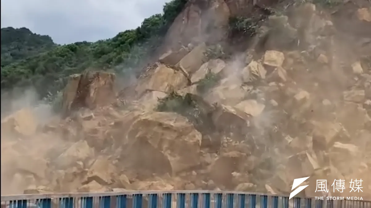 基隆北寧路段日前發生高陡邊坡崩塌。(圖/取自爆廢公社)