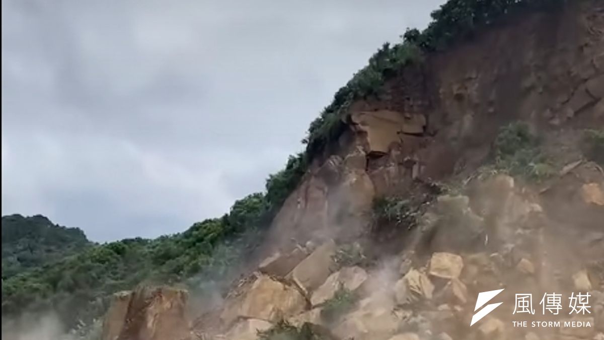 基隆北寧路段日前發生高陡邊坡崩塌。(圖/取自爆廢公社) 基隆北寧路段日前發生高陡邊坡崩塌。(圖/取自爆廢公社)