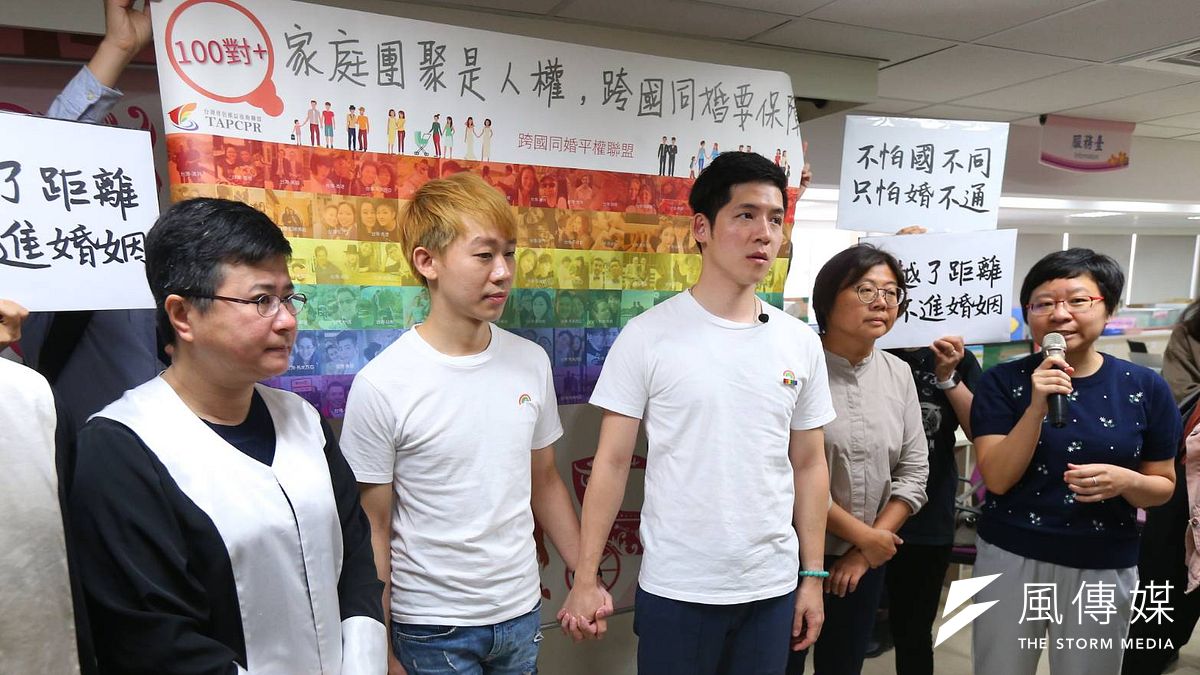 伴侶盟日長期推動婚姻平權,今(1)日陪伴跨國同性伴侶古與信奇至中正戶政事務所再次申請登記。(顏麟宇攝) 伴侶盟日長期推動婚姻平權,今(1)日陪伴跨國同性伴侶古與信奇至中正戶政事務所再次申請登記。(顏麟宇攝)