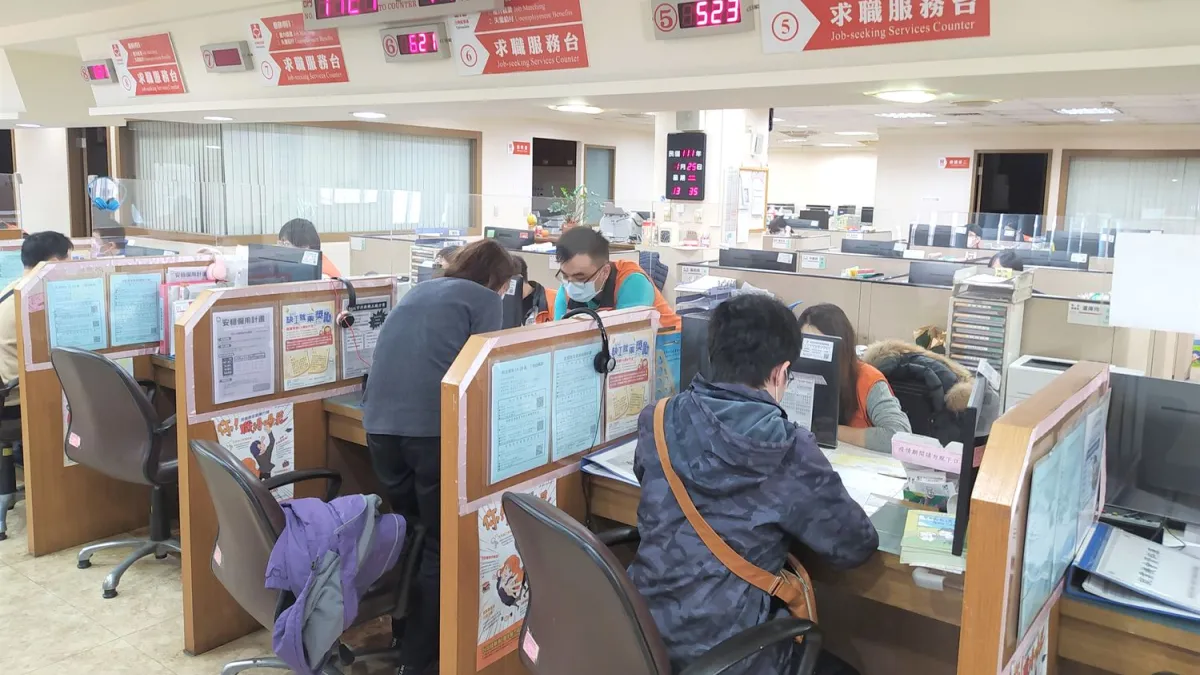 失業認定免緊張,新北就服推多元化5管道,紓解年後申辦人潮。(圖/新北市勞工局提供)