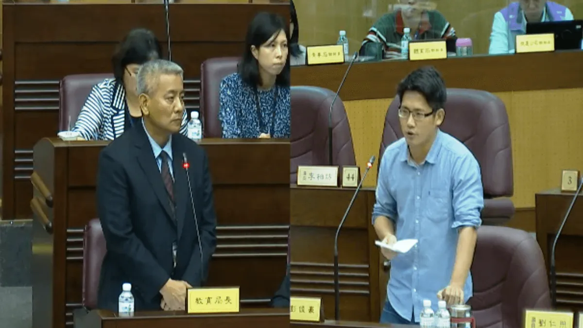 市議員彭俊豪(右)建議市府可邀請專業教練、代表,參與體育班考選過程。(圖/桃園市議會直播網站擷圖)