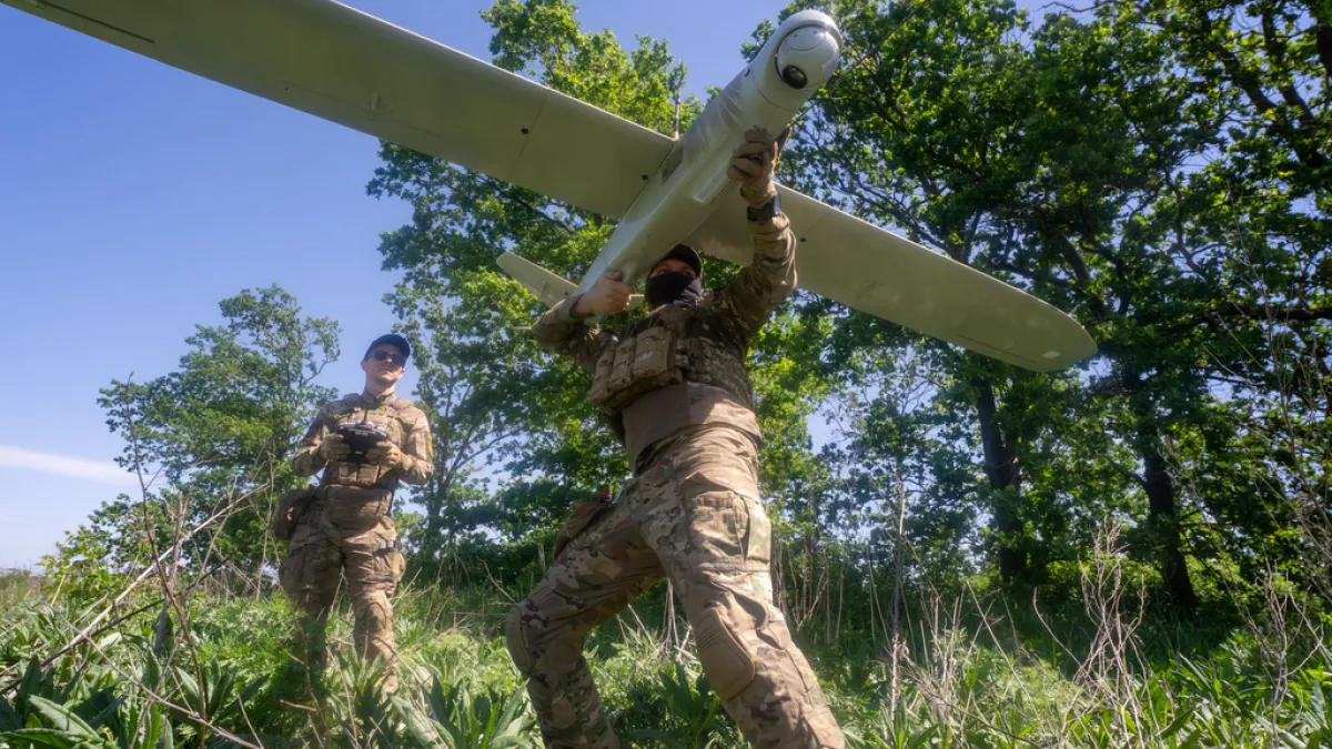 烏克蘭軍隊準備啟動無人機對敵軍進行偵查。(美聯社)