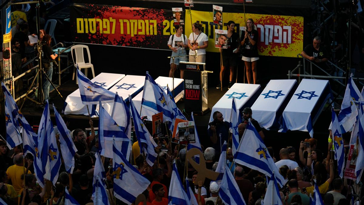 以色列國防軍9月1日在加薩隧道尋獲6人質遺體,引發強烈悲憤,2日有數十萬民眾上街抗議。(AP) 以色列國防軍9月1日在加薩隧道尋獲6人質遺體,引發強烈悲憤,2日有數十萬民眾上街抗議。(AP)