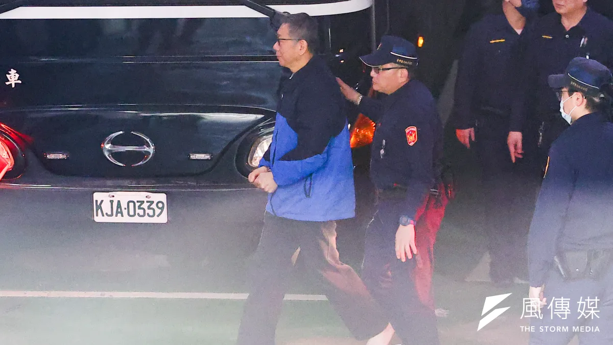 前民眾黨主席柯文哲(中)將出獄奔喪送父親最後一程。(顏麟宇攝)