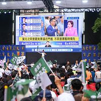 リコールの結果は7月26日に明らかになり、封じられた総統が党全体を率いて8月23日の第二波リコール運動へと向かった。写真は26日に立法院外で行われた開票イベントの様子。(写真/ 劉偉宏撮影) リコールの結果は7月26日に明らかになり、封じられた総統が党全体を率いて8月23日の第二波リコール運動へと向かった。写真は26日に立法院外で行われた開票イベントの様子。(写真/ 劉偉宏撮影)