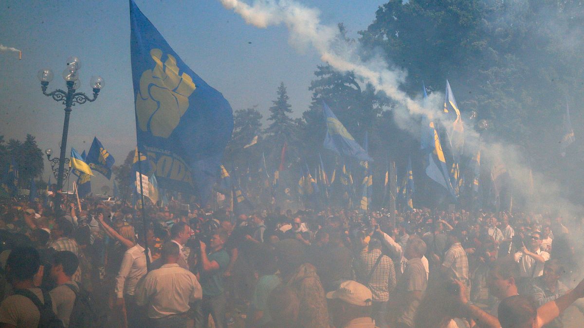 31日,烏克蘭國會外的示威抗議人群向國會建築丟擲土製炸彈。(美聯社) 31日,烏克蘭國會外的示威抗議人群向國會建築丟擲土製炸彈。(美聯社)