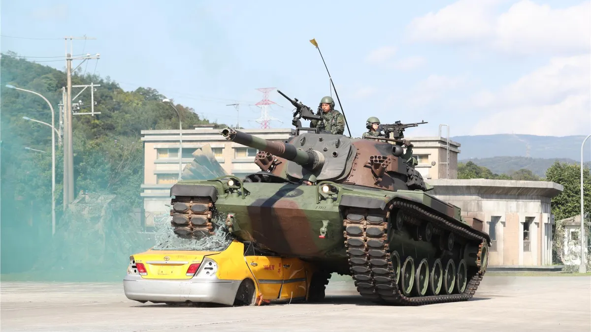 陸軍關渡指揮部19日舉行年度武藝競賽,CM-11「勇虎」戰車碾壓數量報廢民用汽車,模擬通過障礙物。(取自國防部青年日報社)