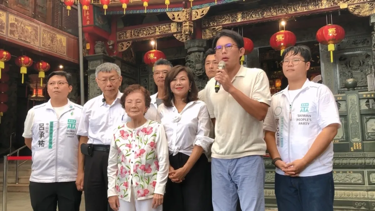 中聯問題油案未歇,國民黨25日在凱道舉辦集會,民眾黨創黨主席柯文哲(左2)26日在基隆市慈雲寺受訪時質疑政府掩蓋。民眾黨主席黃國昌(右2)則要求民進黨主席、總統賴清德說清楚。(中央社)