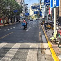 上海の「福州路」で、週末の朝に急いで配達する配達員。(写真/田暢撮影) 上海の「福州路」で、週末の朝に急いで配達する配達員。(写真/田暢撮影)