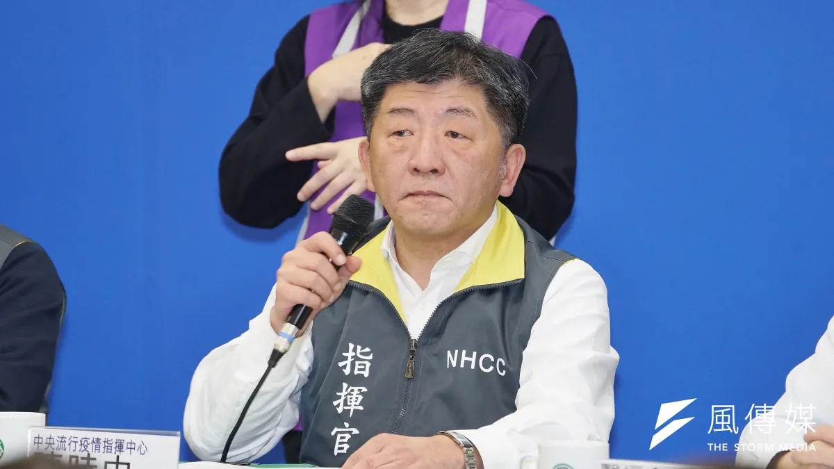 有記者在中央流行疫情指揮中心記者會中質疑,是否透過持續「控制篩檢量」的方式不讓確診總數增加,以製造沒有社區傳播的假象。對此,指揮官陳時中(見圖)回應,表示這樣的指控對於疫調人員的努力相當不公平。(資料照,盧逸峰攝)