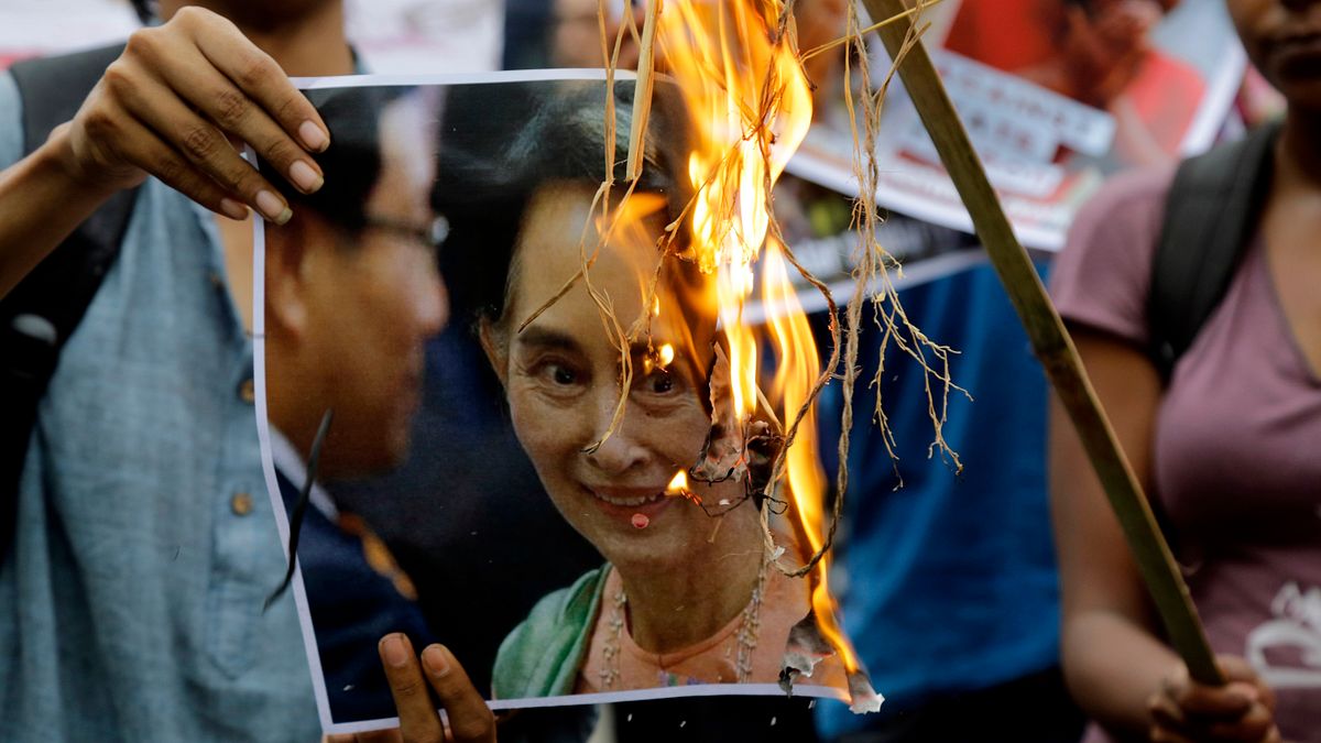 緬甸羅興亞難民問題再起,抗議民眾憤怒焚燒翁山蘇姬頭像。(美聯社) 緬甸羅興亞難民問題再起,抗議民眾憤怒焚燒翁山蘇姬頭像。(美聯社)