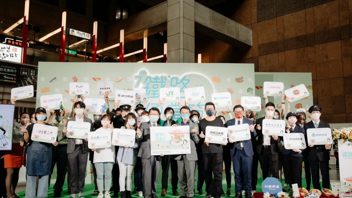 鐵路便當節7日舉辦展前記者會,臺灣鐵路管理局陳文川總經理(中間左邊)、 雄獅旅行社王岳聰總經理(中間右邊)及與會貴賓大合照。(圖/交通部臺灣鐵路管理局提供)