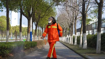武漢肺炎爆發後,已被封城的武漢仍在持續進行消毒工作。(美聯社)