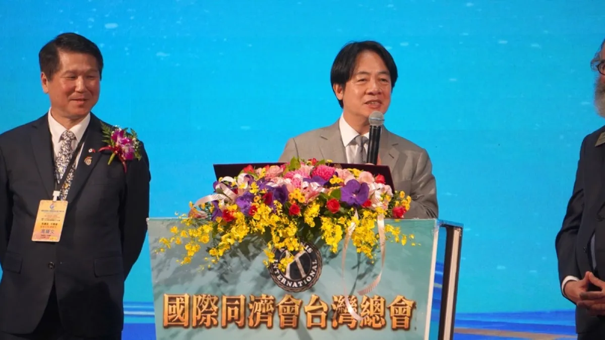 綠媒日前報導,中共北戴河會議對臺工作下達「非常嚴厲的指令」,總統賴清德(中)隨即在民進黨中常會加碼「證實」,具體列出阻擋國防預算、強化第五縱隊、介入2026選舉等4項指示。(資料照,中央社)