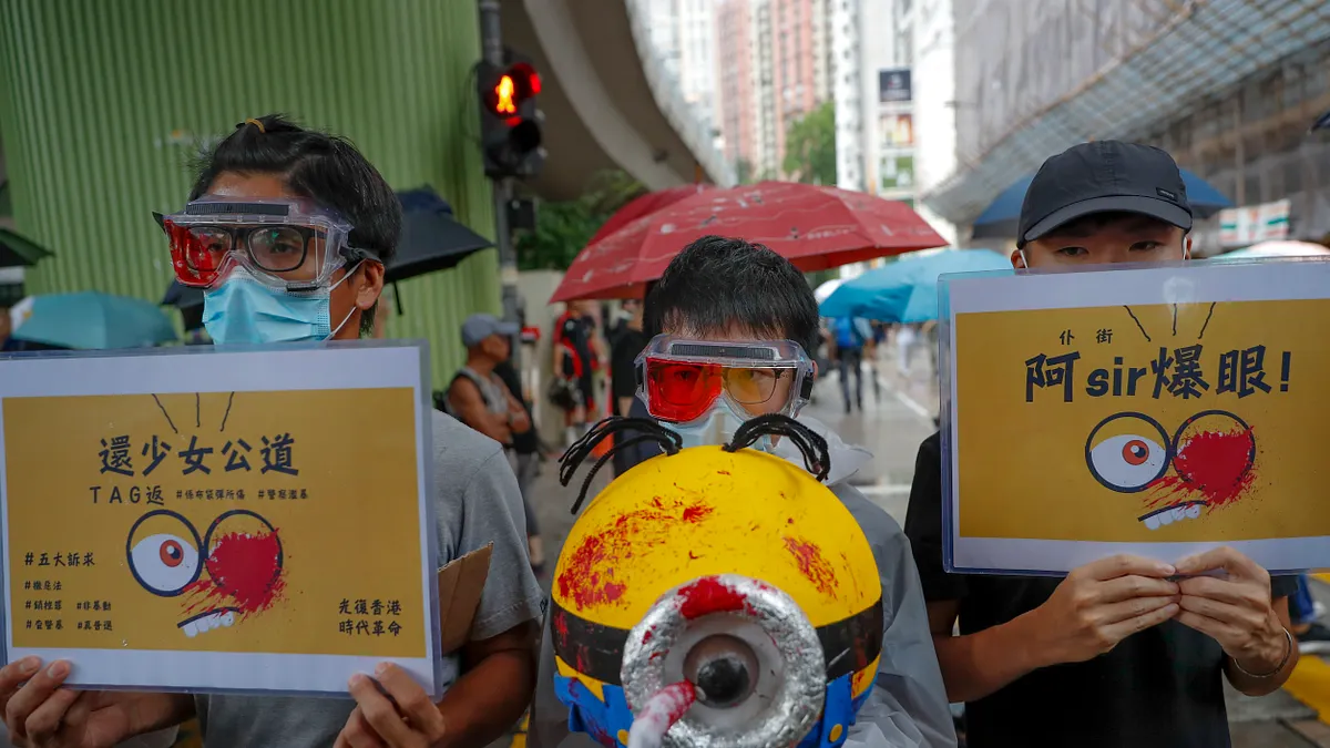 2019年8月18日,香港民陣發起「煞停警黑亂港 落實五大訴求」大規模集會,參與者抗議警方暴力(AP)