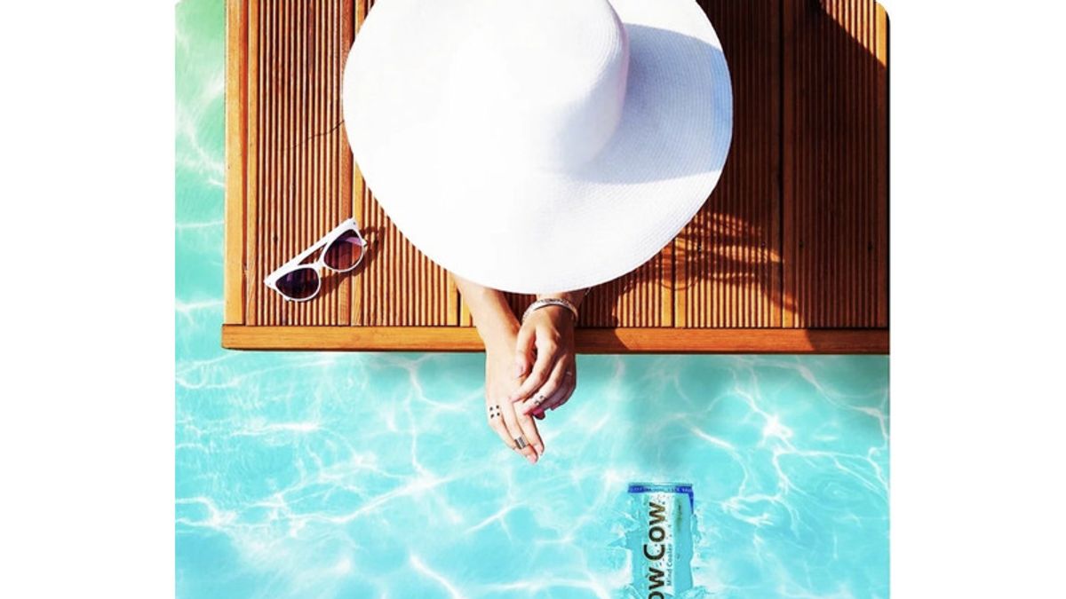 加拿大飲品「Slow Cow酷牛」,倒在透明玻璃杯中是夢幻的淡藍色,非常療癒。(圖/業者提供) 加拿大飲品「Slow Cow酷牛」,倒在透明玻璃杯中是夢幻的淡藍色,非常療癒。(圖/業者提供)