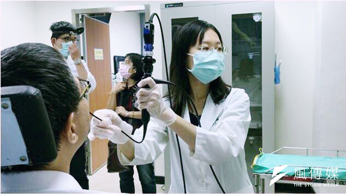 耳鼻喉部主治醫師林逸筑提醒,若嗓音沙啞持續兩週以上,又有抽菸喝酒習慣的民眾應儘速至耳鼻喉科檢查。(圖/徐炳文攝) 耳鼻喉部主治醫師林逸筑提醒,若嗓音沙啞持續兩週以上,又有抽菸喝酒習慣的民眾應儘速至耳鼻喉科檢查。(圖/徐炳文攝)