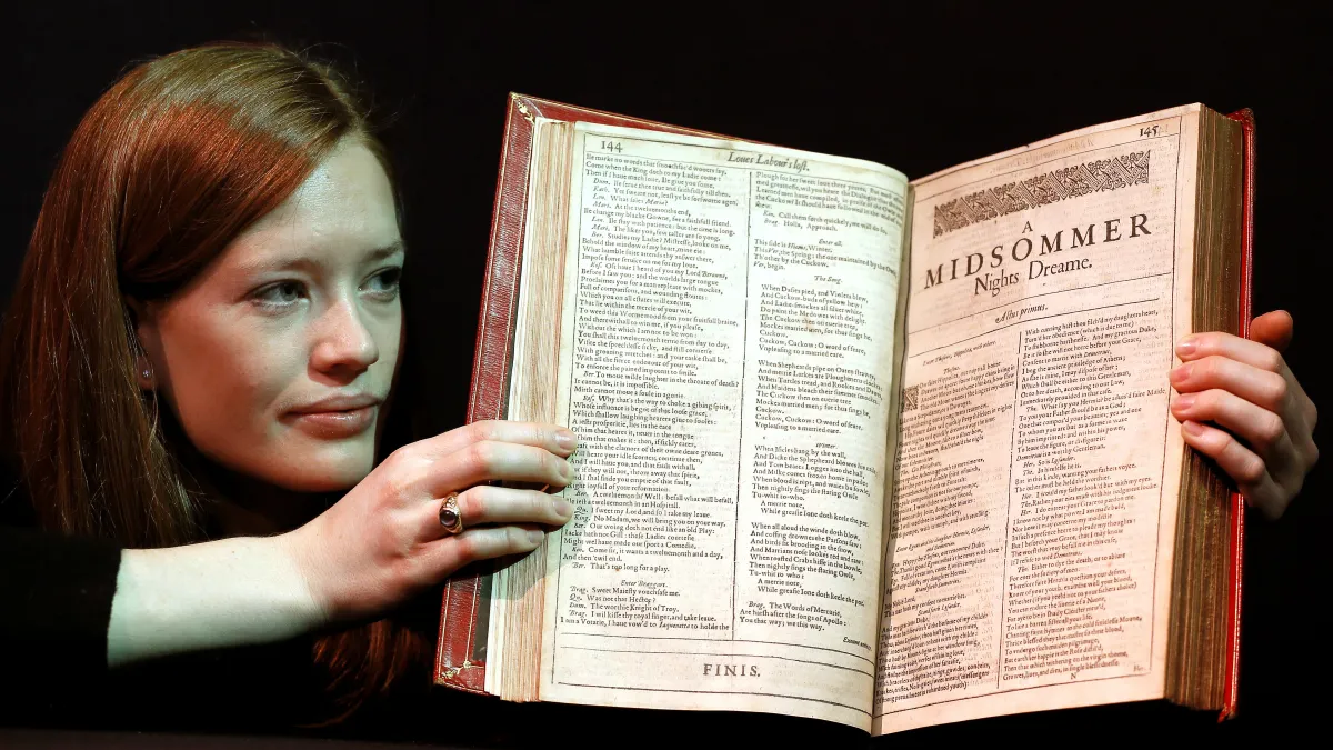 英國劇作家莎士比亞的全集《第一對開本》(First Folio),左頁是《空相思》的結尾,右頁是《仲夏夜之夢》的開頭(美聯社)