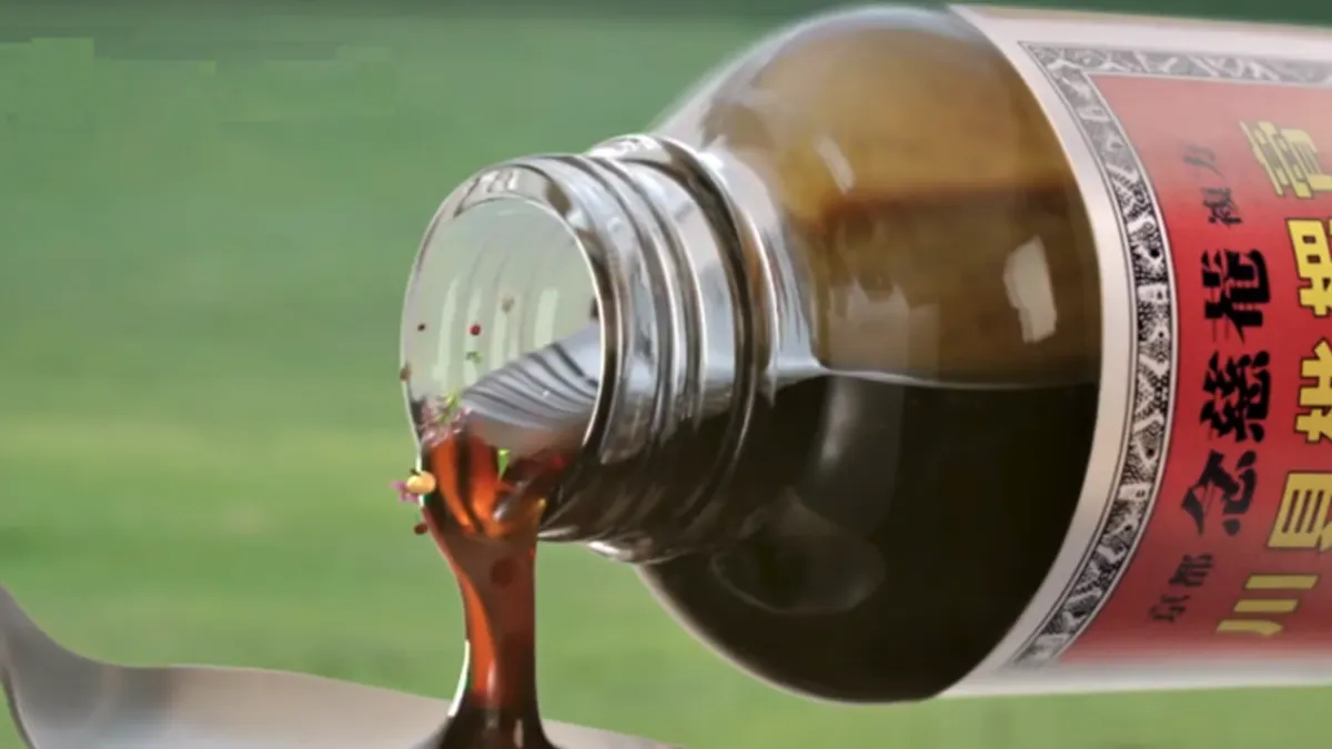 在華人社會中家喻戶曉的枇杷膏,因有止咳之效,滋味甘甜、無苦味,形似感冒糖漿方便使用,與外國人對於中藥的既定印象不同,近期在美國爆紅,颳起一股搶購旋風。(圖/華人健康網提供) 在華人社會中家喻戶曉的枇杷膏,因有止咳之效,滋味甘甜、無苦味,形似感冒糖漿方便使用,與外國人對於中藥的既定印象不同,近期在美國爆紅,颳起一股搶購旋風。(圖/華人健康網提供)