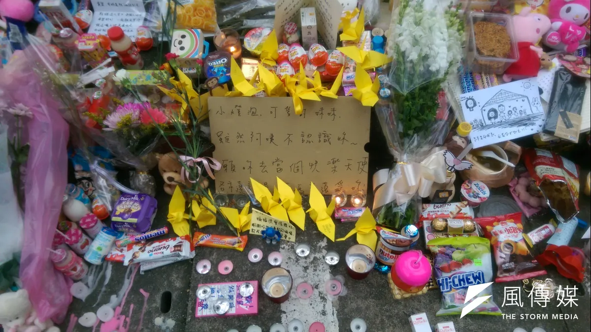 小燈泡母親今天(30日)下午開放民眾前往靈堂弔念,特別在會場設立看板,希望民眾能夠在進入會場時能注意自己的言行舉止,避免對家人造成二次傷害(資料照,風傳媒)