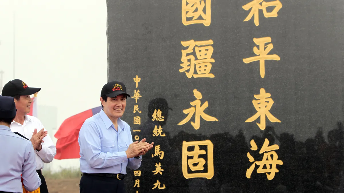總統馬英九接受新加坡海峽時報專訪時重申九二共識,圖為總統前往彭佳嶼視察(美聯社)