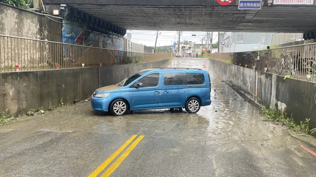 有民眾投訴媒體指香山區元培街地下道柵欄故障,導致車輛開進地下道泡水受困一事,市府提供監視器畫面,駁斥柵欄故障之不實傳聞。(圖/新竹市政府提供)