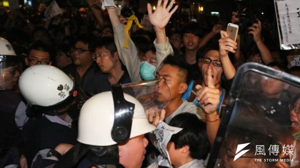 是誰召喚了社會的憤怒?(411包圍中正一分局事件,余志偉攝) 是誰召喚了社會的憤怒?(411包圍中正一分局事件,余志偉攝)
