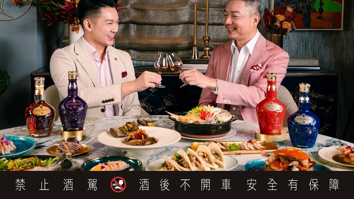 皇家禮炮品牌大使Jacob與「執杯大師」林一峰,以珍稀高年份皇家禮炮揭開農曆年節的團圓餐桌。 皇家禮炮品牌大使Jacob與「執杯大師」林一峰,以珍稀高年份皇家禮炮揭開農曆年節的團圓餐桌。