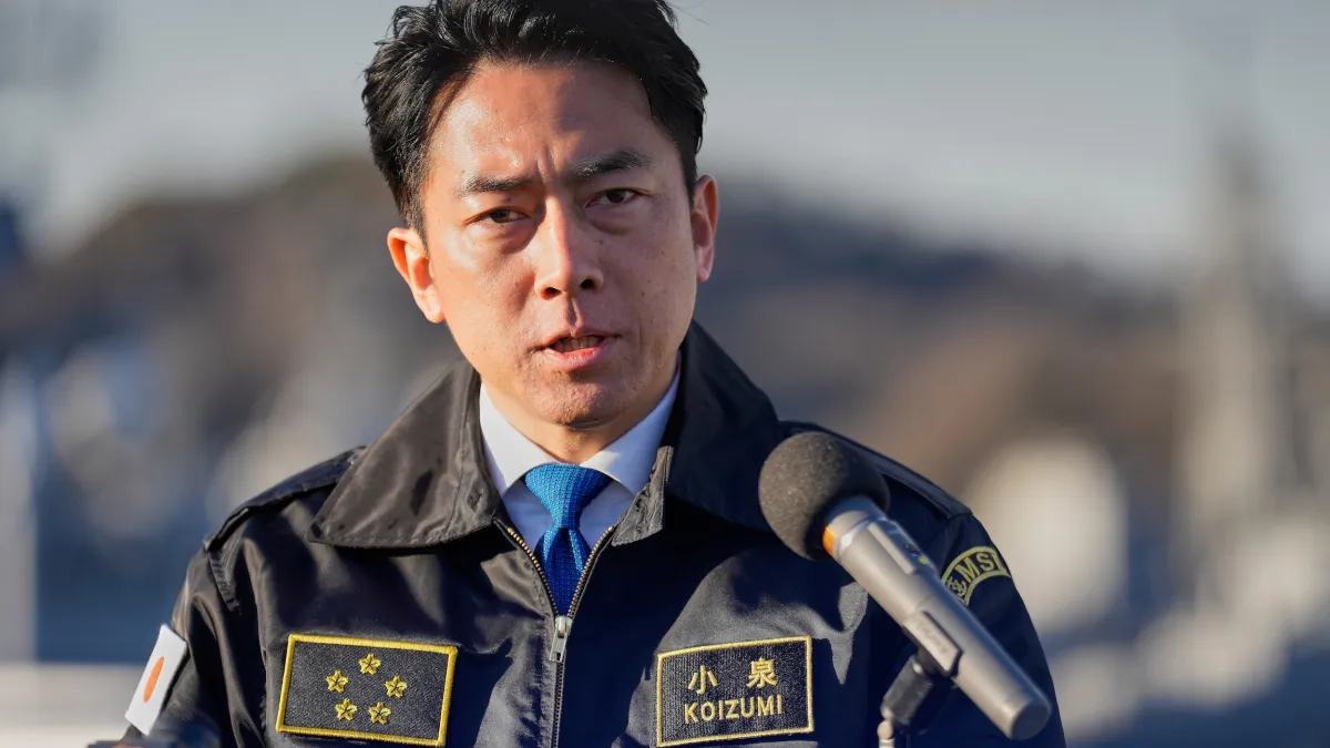 小泉防衛大臣は、厚生労働省との連携による自衛隊の戦傷医療機能の強化を発表するとともに、航空自衛隊の戦闘機として初となるインド派遣訓練や、「退職自衛隊員・家族支援庁」の新設に意欲を示した。(写真/AP通信)