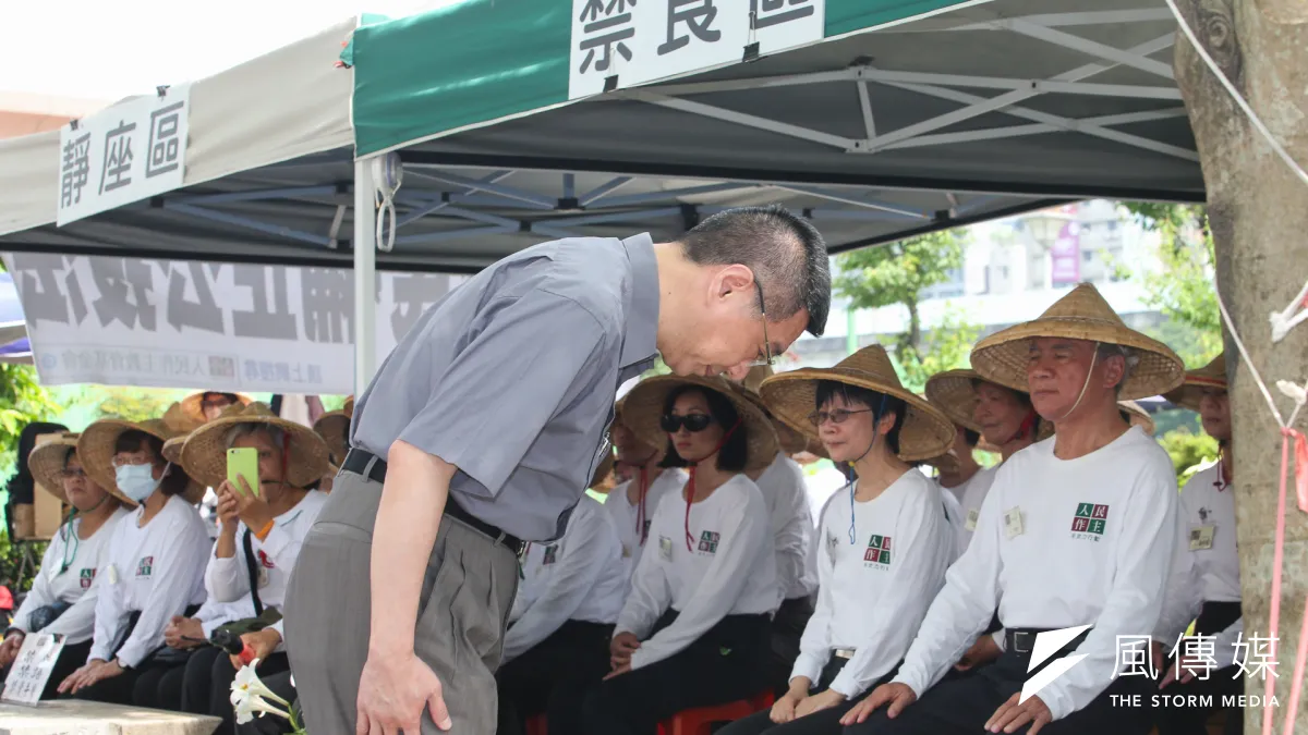 林義雄發起的補正《公投法》禁食在11日進入第16天,民進黨副秘書長卓榮泰到場向林等人行禮,並說明蔡英文昨在中常會表達《公投法》等修正案,若立院本會期來不及處理,會以今年底之前完成立法為目標。(陳明仁攝)