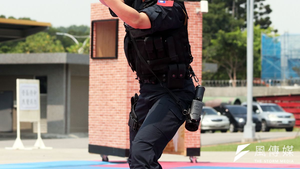 針對手槍採購風波,憲兵指揮部強調,「T-75K3手槍與歐美現役手槍屬同等級」。圖為憲兵手持T-75手槍進行示範演練。(蘇仲泓攝) 針對手槍採購風波,憲兵指揮部強調,「T-75K3手槍與歐美現役手槍屬同等級」。圖為憲兵手持T-75手槍進行示範演練。(蘇仲泓攝)
