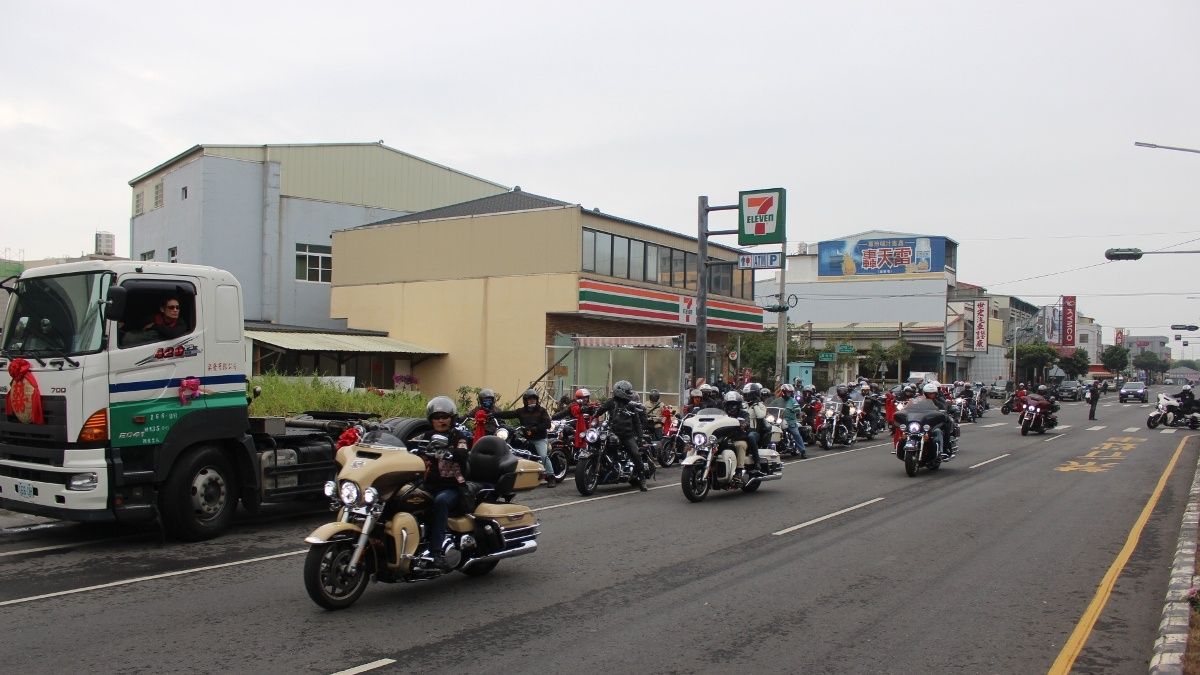 警分局長撮合良緣 哈雷車隊浩蕩迎親 警分局長撮合良緣 哈雷車隊浩蕩迎親