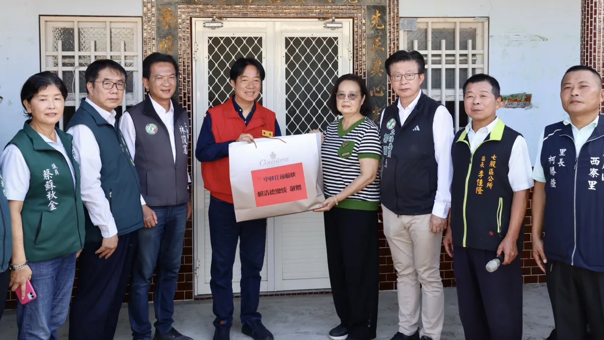 總統賴清德與市長黃偉哲前往七股視察風災後復建進度。(圖/台南市政府)