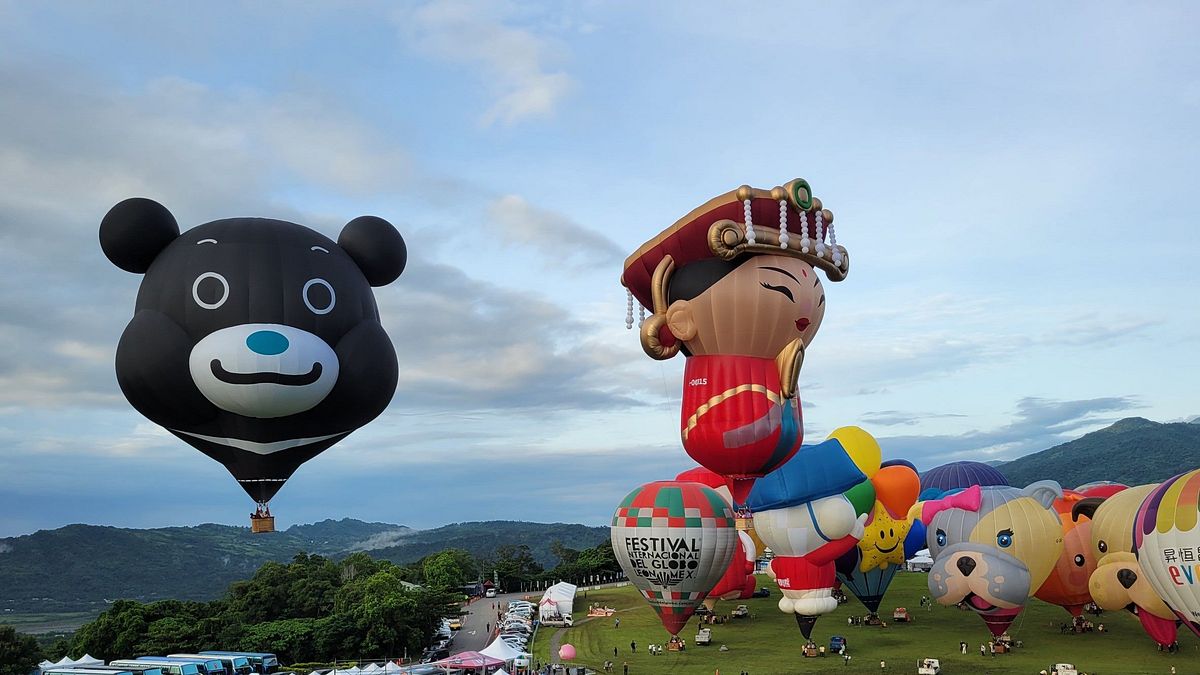 熊讚熱氣球參加「2023臺灣國際熱氣球嘉年華」開幕活動,現場20多顆國內外各式造型熱氣球一起繽紛亮相。(圖/臺北市政府觀傳局提供) 熊讚熱氣球參加「2023臺灣國際熱氣球嘉年華」開幕活動,現場20多顆國內外各式造型熱氣球一起繽紛亮相。(圖/臺北市政府觀傳局提供)