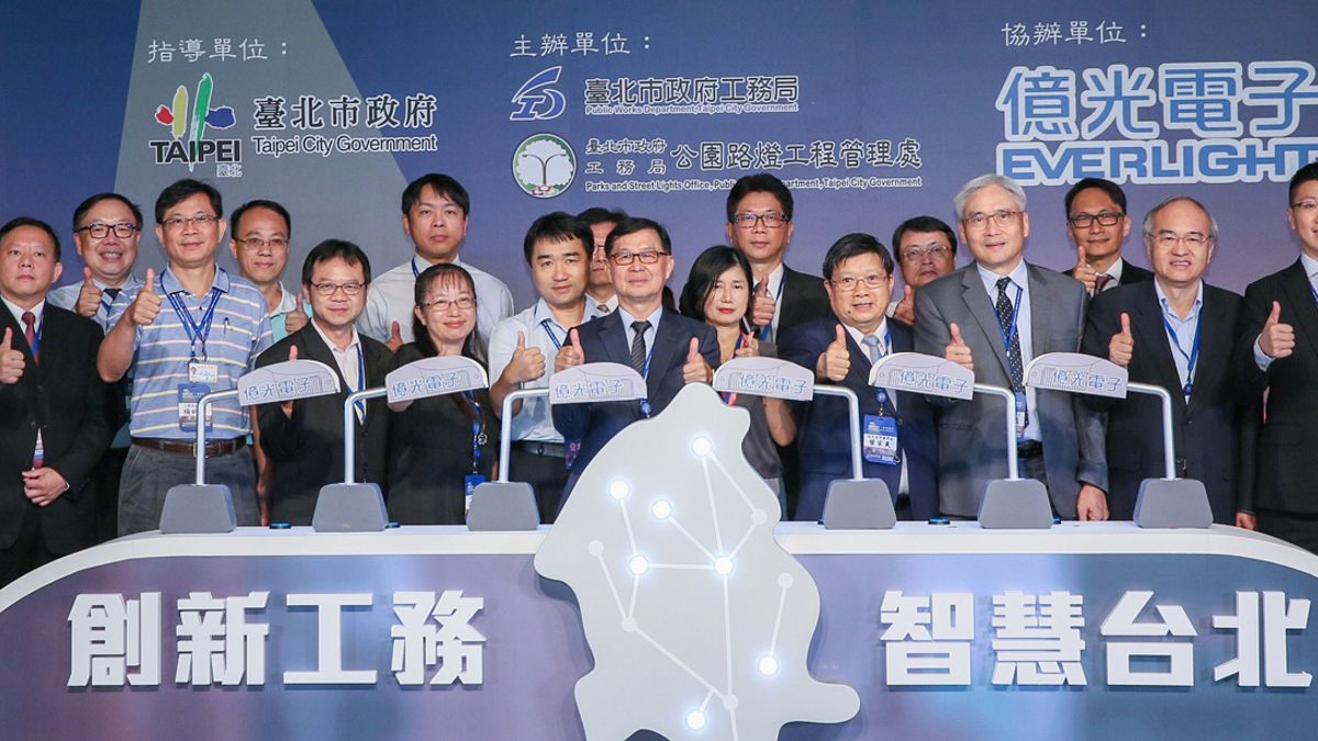 北市政府舉行「換裝LED路燈成果發表會」多家知名企業出席力挺。(圖/台北市政府提供) 北市政府舉行「換裝LED路燈成果發表會」多家知名企業出席力挺。(圖/台北市政府提供)