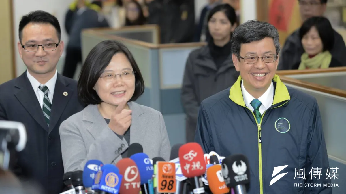 民進黨中常會,剛當選總統的蔡英文和副總統候選人陳建仁滿臉喜氣的接受媒體訪問。(林俊耀攝)