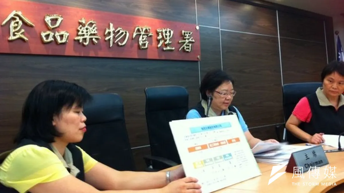 食藥署8日下午再舉行記者會,說明強冠餿水油已波及1247家業者208項產品。(何孟奎攝)