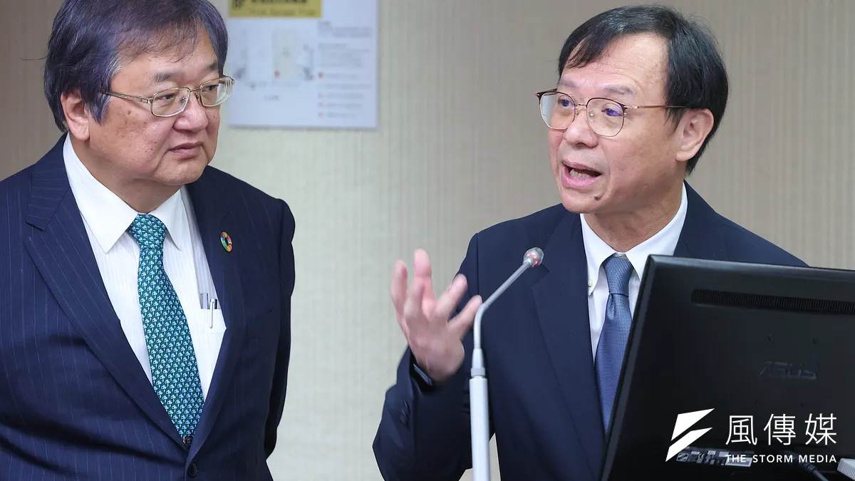 衛福部長邱泰源(左)與健保署長石崇良(右)16日於衛環委員會備詢。(顏麟宇攝)