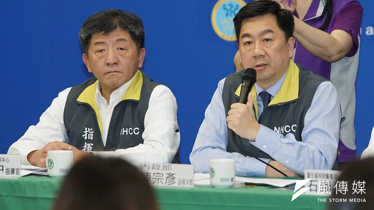 中央流行疫情指揮中心26日舉行記者會,指揮官陳時中(左)、內政部次長陳宗彥(右)同台出席。(盧逸峰攝)