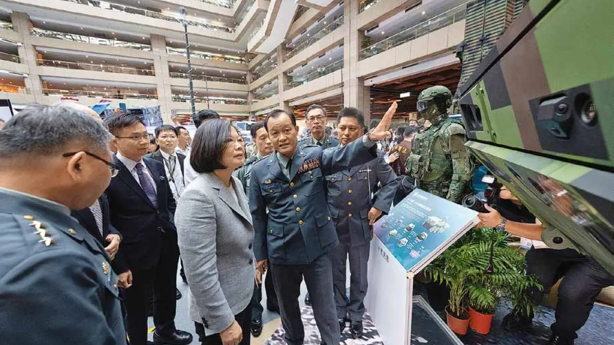 作者指出,事實上,台灣已經跟南非一樣,目前所發展的自主軍火,其實只是在「賣祖產」。(取自總統府)