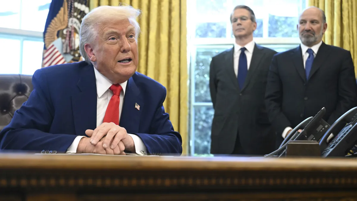 美國總統川普(Donald Trump)在華府白宮橢圓形辦公室發言,財政部長貝森特(Scott Bessent)和商務部長盧特尼克(Howard Lutnick)在旁聆聽。(美聯社)