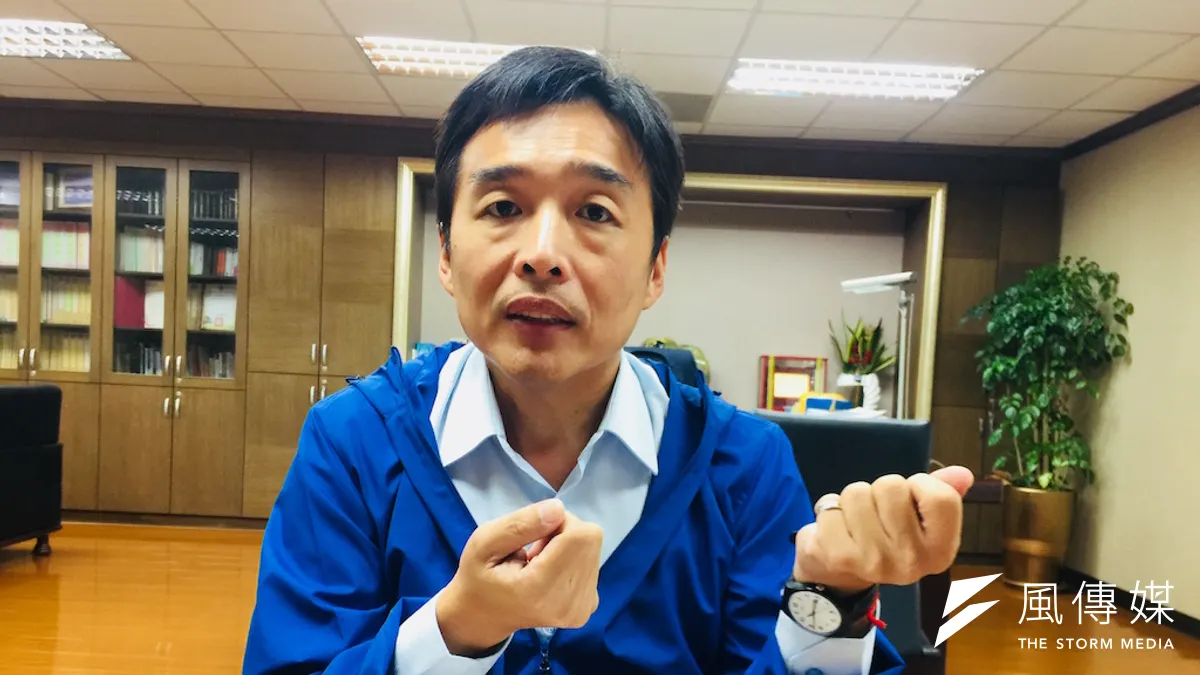 銀行協理出身的高雄市政府民政局長曹桓榮以素人公僕自居,導入民營企業的服務效率,落實走動式管理深入基層,樂當市府的老媽子搭起服務平台。(圖/徐炳文攝)