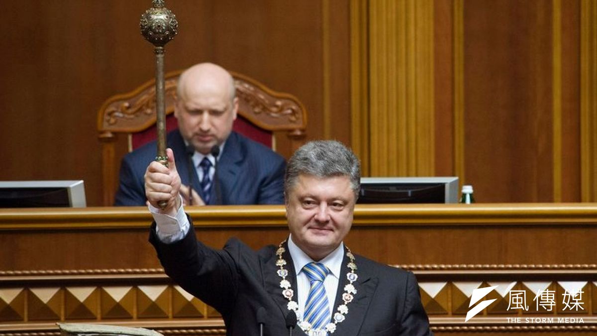 烏克蘭新任總統波洛申科7日宣誓就職,高舉象徵權力的狼牙棒。(美聯社) 烏克蘭新任總統波洛申科7日宣誓就職,高舉象徵權力的狼牙棒。(美聯社)