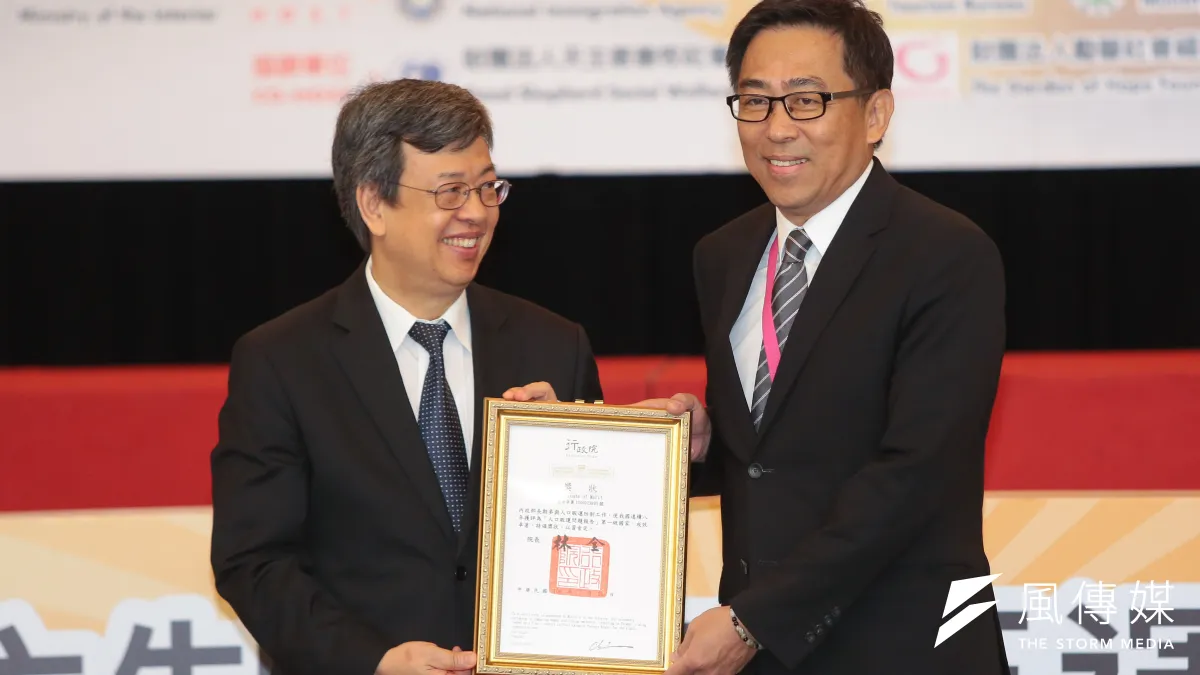 根據《鏡周刊》報導,移民署長楊家駿(右)以視察名義,用公務車載老婆到處吃喝玩樂,事後還申請差旅費。內政部已將楊家駿調職徹查。(資料照,顏麟宇攝)